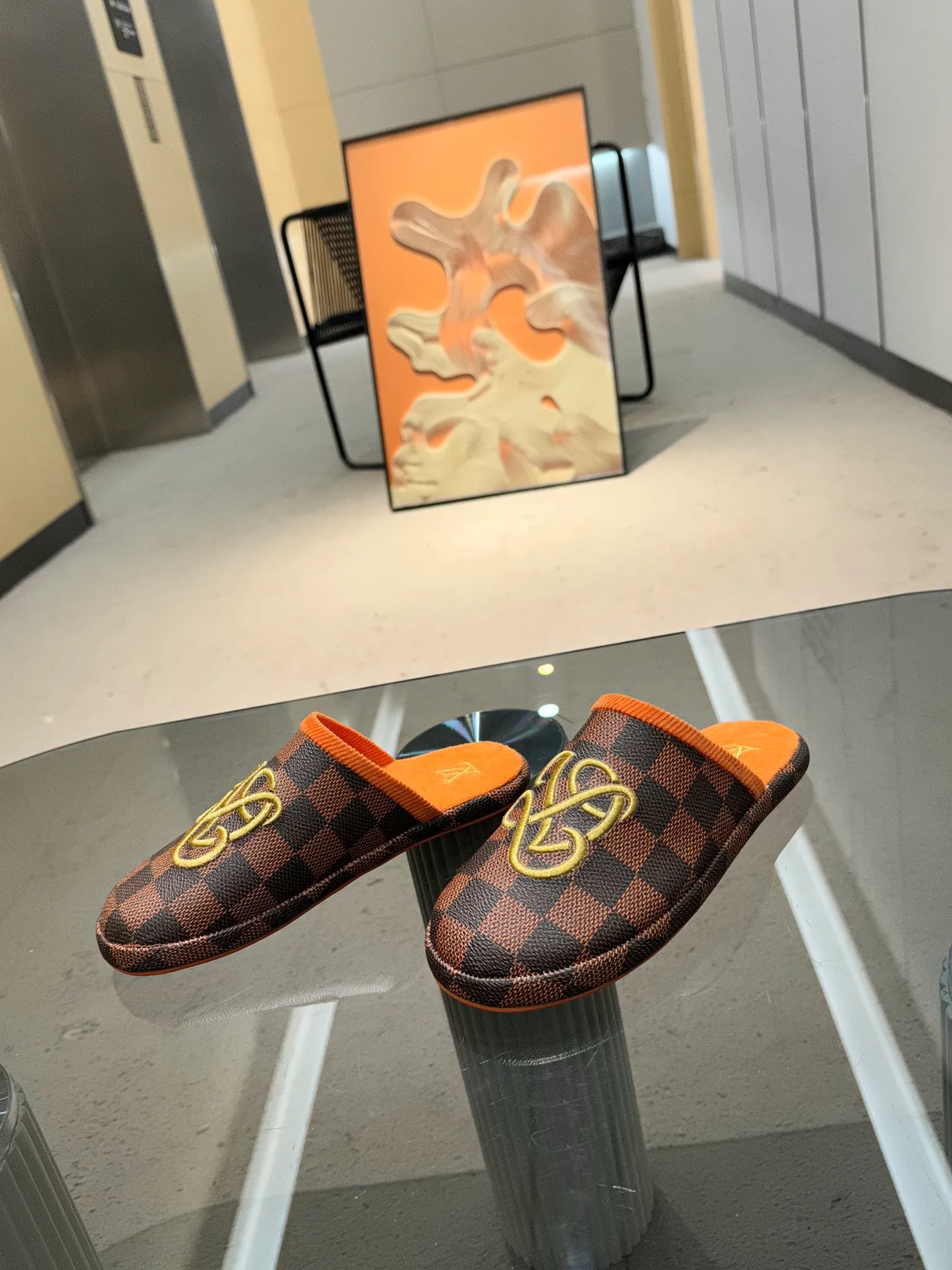 👟👟Ex-factory price 320👟👟 The 2024 couple’s counter features the latest hard goods of LV and Loewe co-branded slippers🆕 ✿Purchase level! Full of high-end feel! A popular model among bloggers at home and abroad, it’s retro and fashionable and looks amazing on your feet! Official website main recommendation code number 35-46
